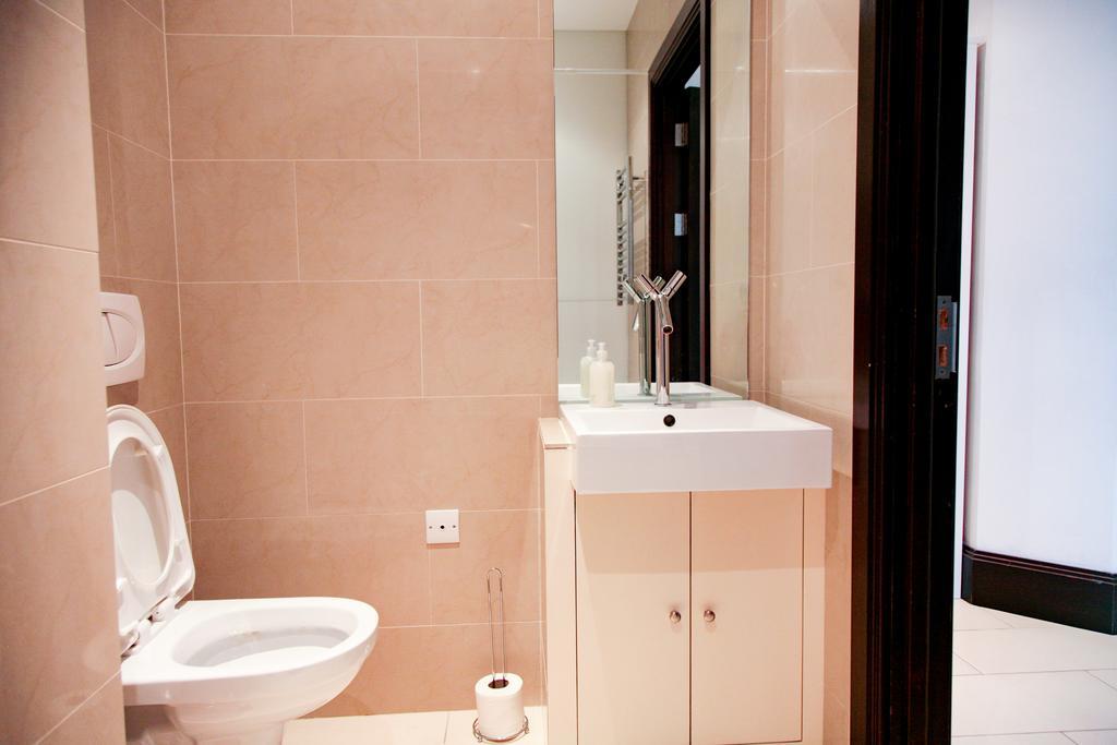 Club Living - Barbican Apartments London Szoba fotó