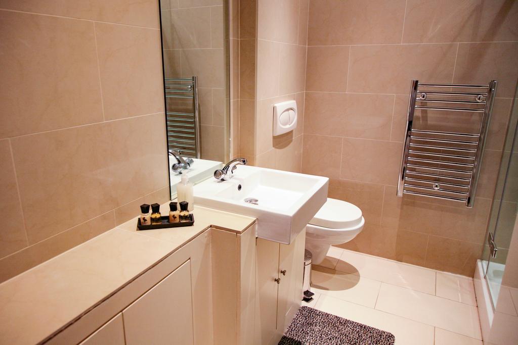 Club Living - Barbican Apartments London Szoba fotó
